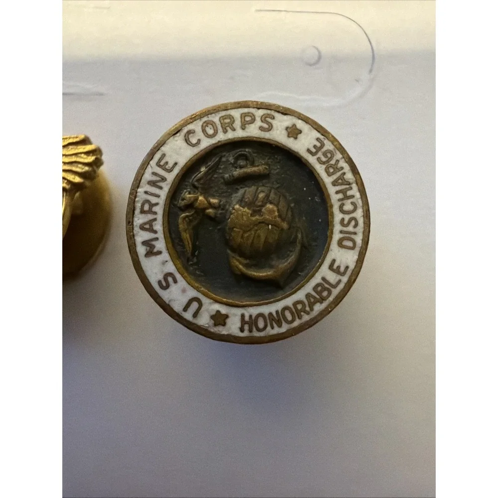 WWII U.S. Marine Corps Honorable Discharge lapel pins Ruptured Duck‎